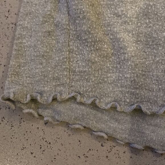 Out from under gray long sleeve crop top sweater L - Picture 2 of 3